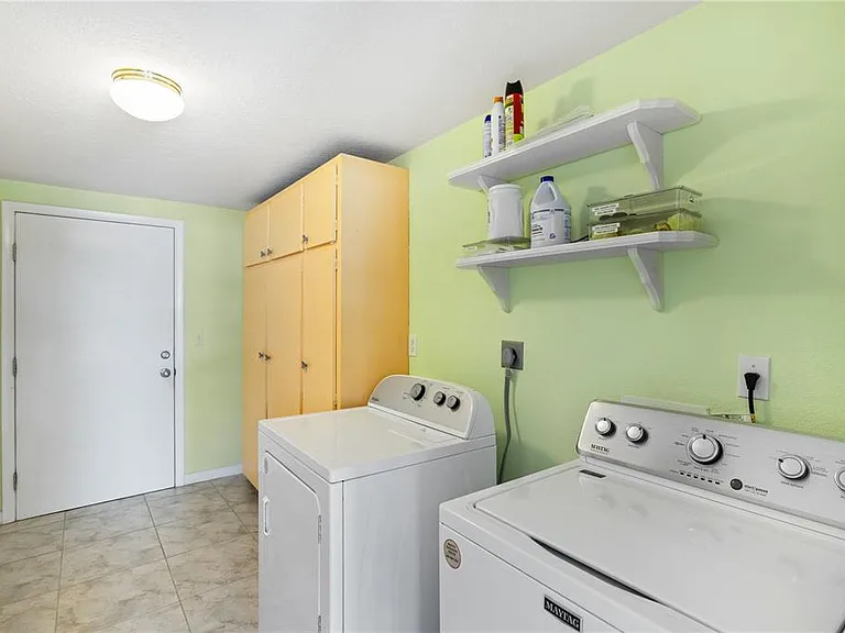 2365 Bay St — Photo 36