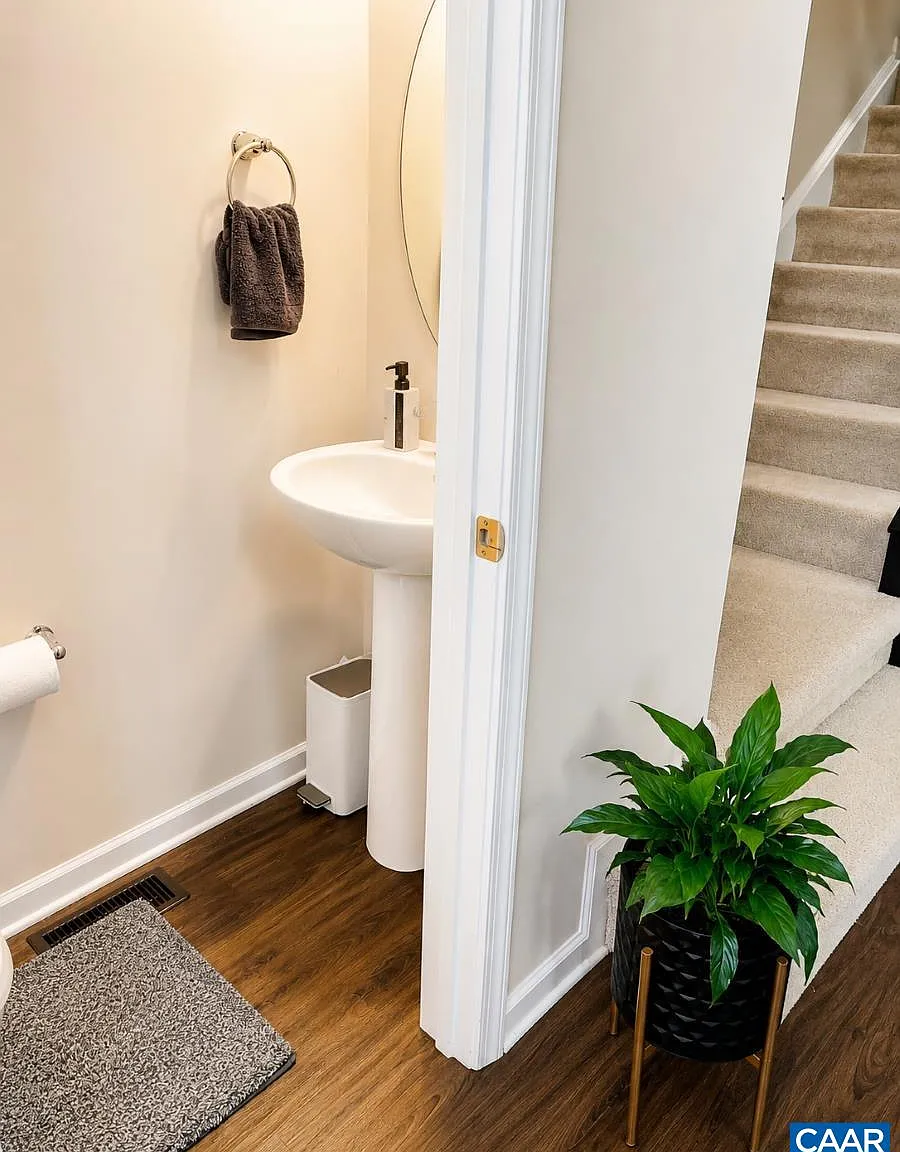 3 bed, 1916 sqft, $2,200 — Photo 3