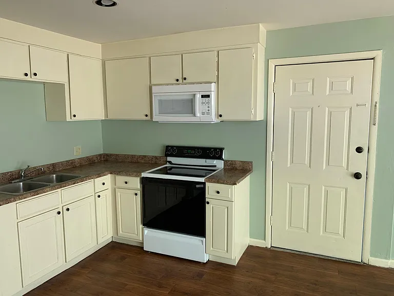 1br with back patio's kitchen
