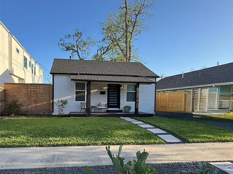 1033 Adele St — Photo 2