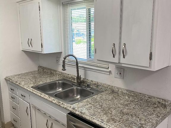 4th image of 1062 Lake Glen Way