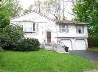 14 Phyllis Ct, Kings Park, NY 11754