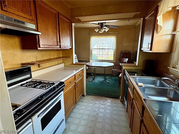 4th image of 15711 Leigh Ellen Ave
