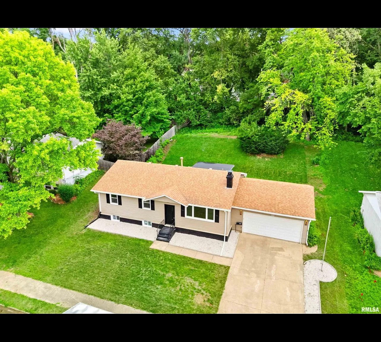 5 bed, 2.5 bath, 2400 sqft, $2,450 — Photo 2