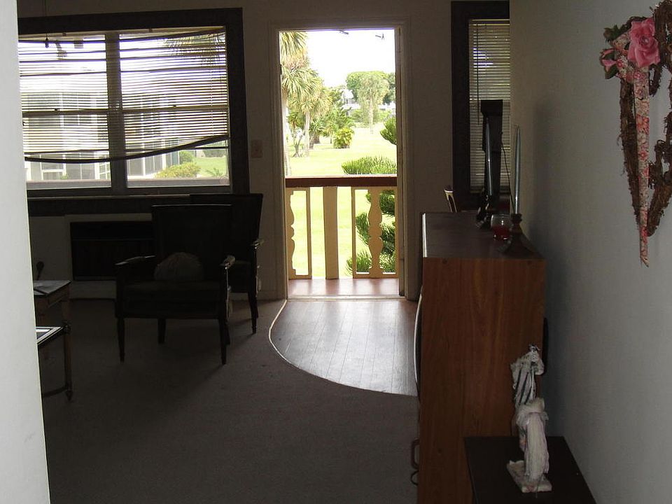 2nd image of 325 Camden N #3250