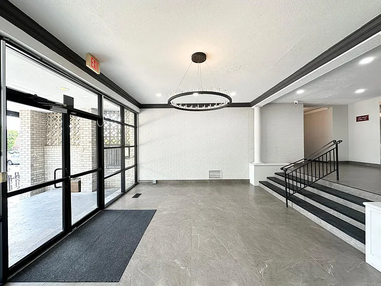 Kings Park Plaza Apartments — Photo 19