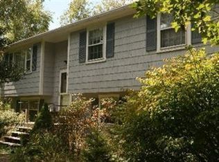 39 Pin Oak Cir, West Tisbury, MA 02575