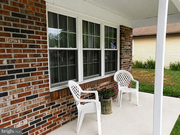 3rd image of 220 Lexington Dr