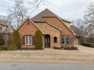 2748 E Mockernut Xing, Fayetteville, AR 72703