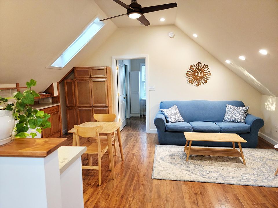 Beautiful, furnished, free-standing apartment above our garage. This charming apartment is full of light and high-end touches. . It's perfect for those who value well-designed, smaller spaces. It comes with an attached garage.