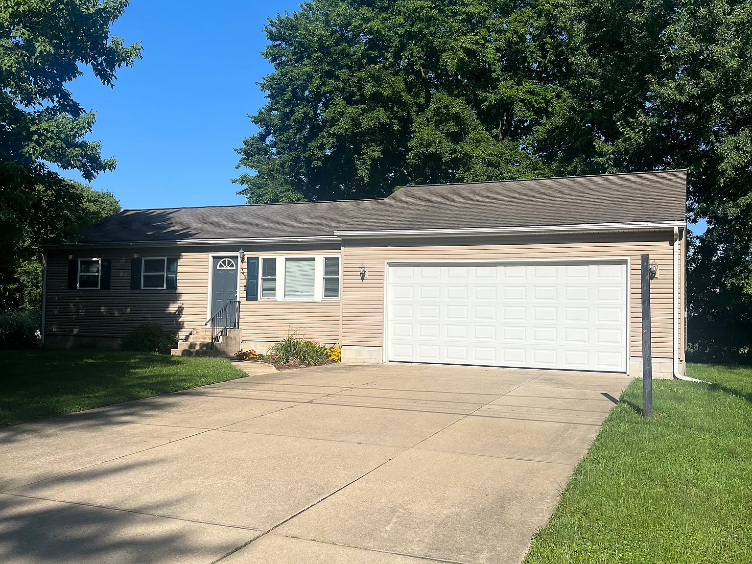 3 bed, 864 sqft, $1,600 — Photo 1