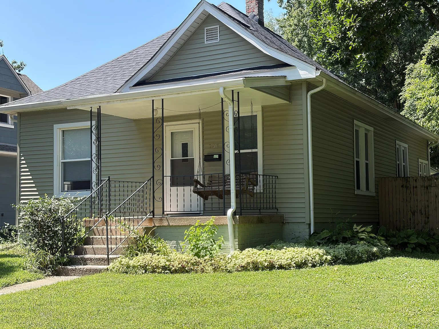 3 bed, 1200 sqft, $1,475 — Photo 1