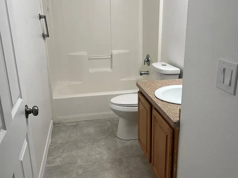 3422 NW 26th Ave — Photo 7