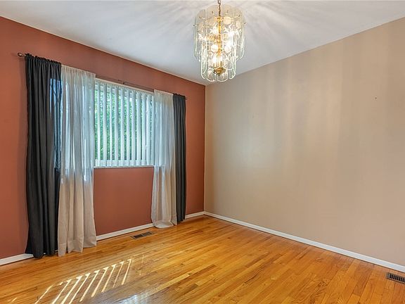 5th image of 812 Twin Oaks Dr