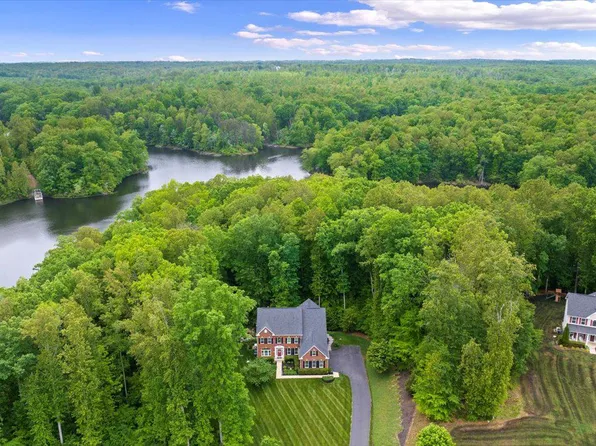 186 Genevieve Ct, Fredericksburg, VA 22406