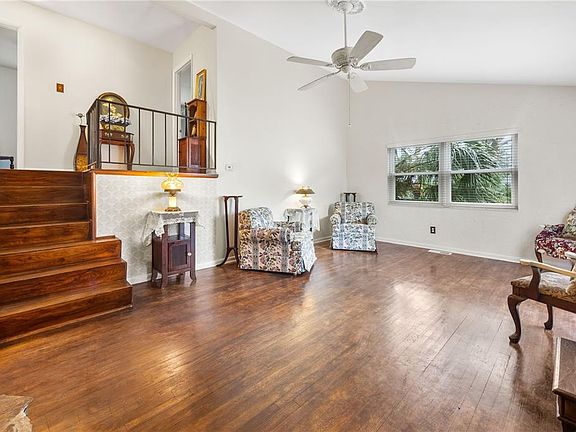 3rd image of 1829 SE 6TH AVENUE