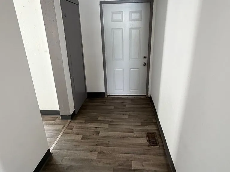 917 Gilbert Ct — Photo 4