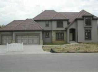 8147 Clearwater Dr, Parkville, MO 64152