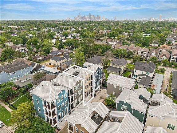 3rd image of 326 W 18th St