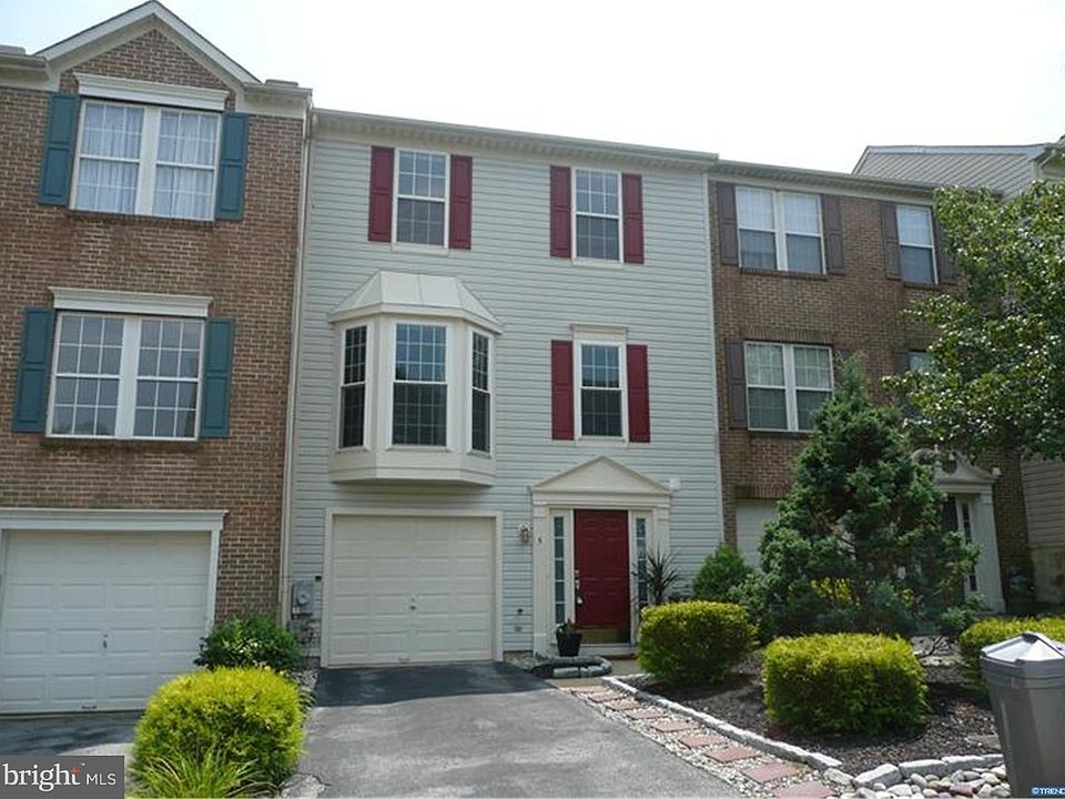 1st image of 5 Barclay Dr