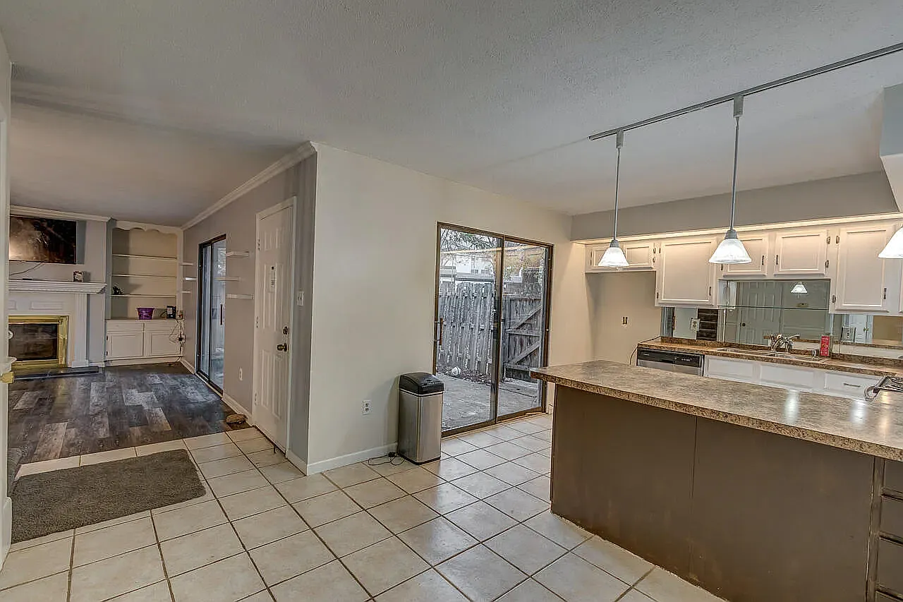 2 bed, 1.5 bath, 1150 sqft, $1,550 — Photo 3