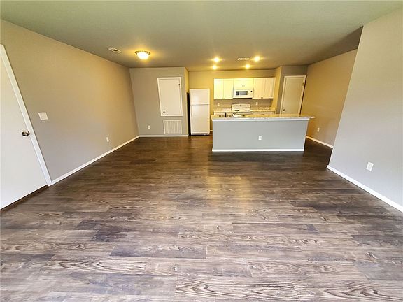 2nd image of 226 & 228 E Anabranch Ct