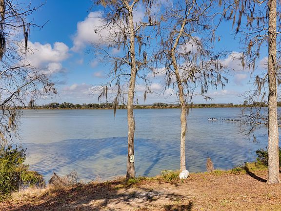 5th image of 302 Lakeside Dr