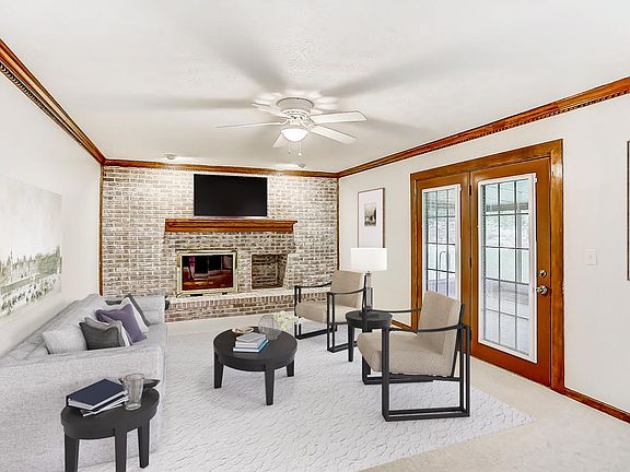 4th image of 1110 Meadowlark Dr