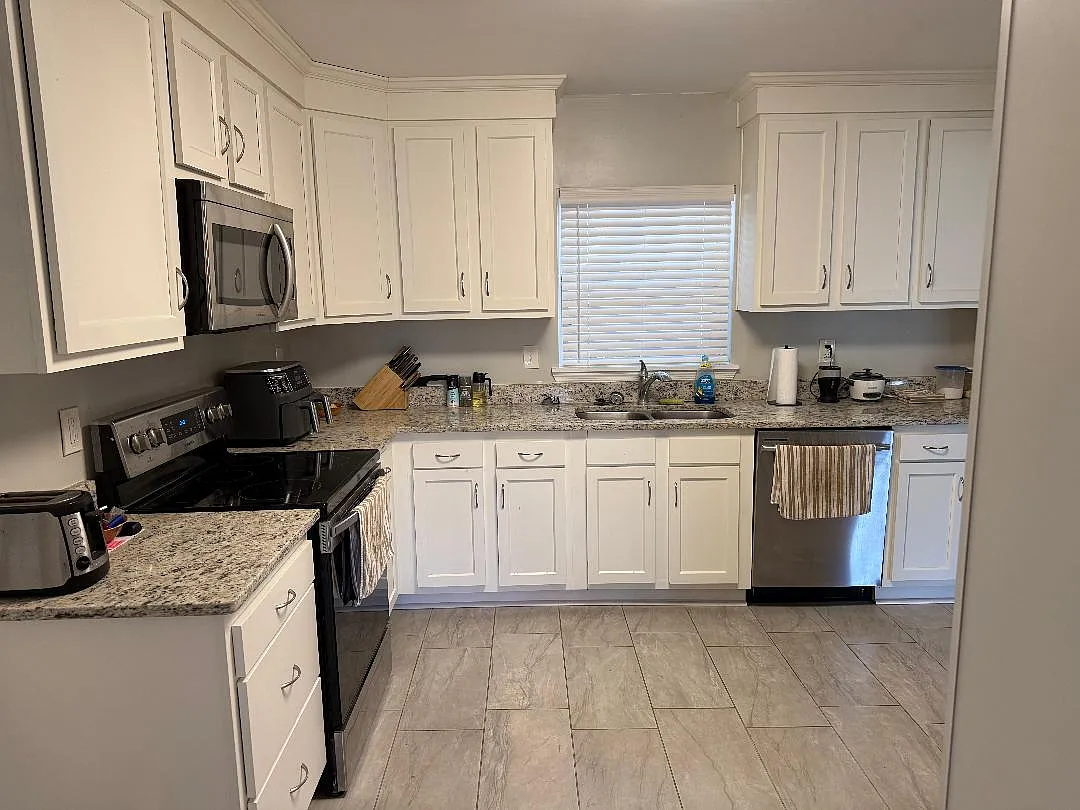 3 bed, 2.5 bath, 2190 sqft, $750 — Photo 2