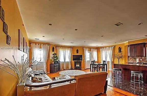 3 bed, 2.0 bath, 1700 sqft, $4,750 — Photo 2