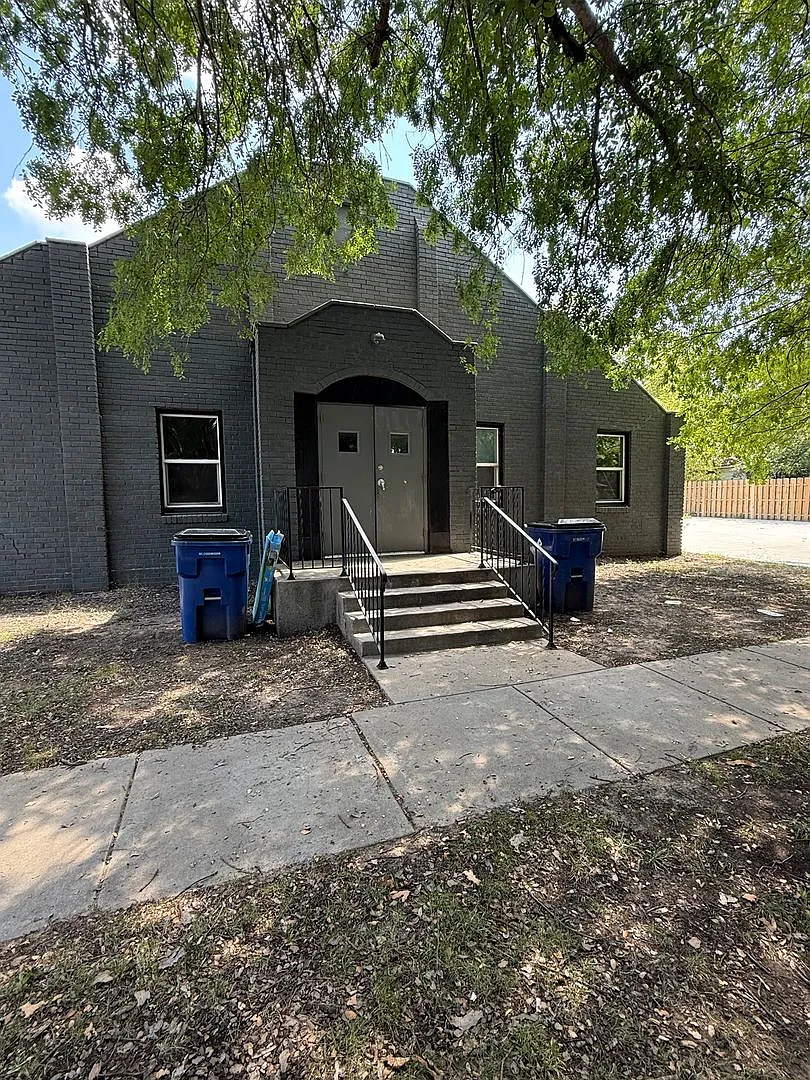 Beautiful 3 Bedroom, 2 Bathroom Quadplex Near Downtown Wichita Modern Amenities & Pet Friendly! — Photo 1
