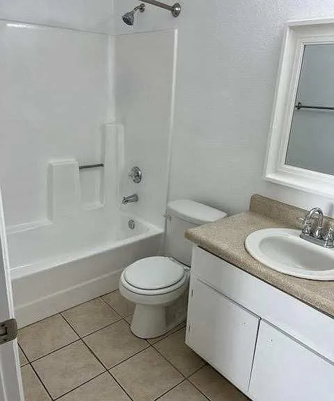 Brenda Arms Apartments — Photo 3