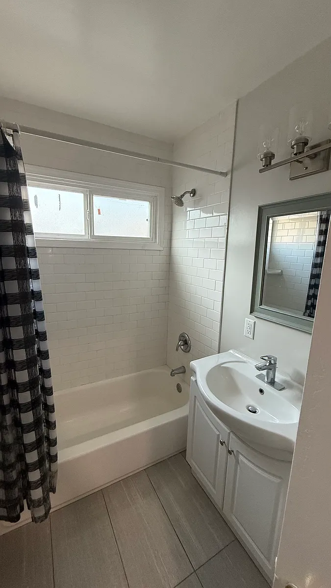 Building Photo - 140 N Hayworth Ave #7