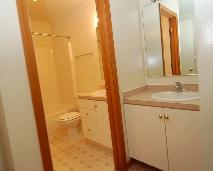 527 S Silverwood Ln #B — Photo 5