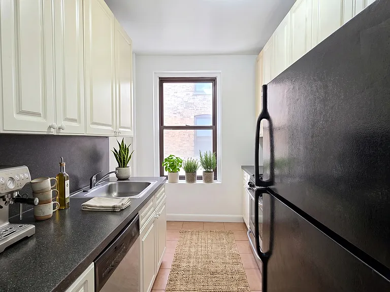 652 W 160th St #3E — Photo 5