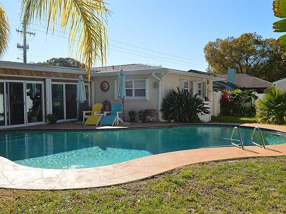 2nd image of 1880 Country Club Dr