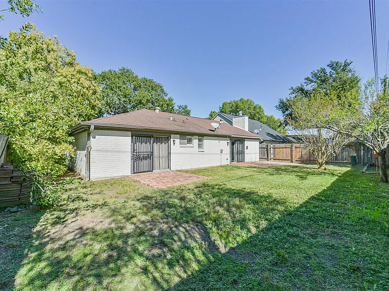 22203 Fincastle Dr — Photo 35