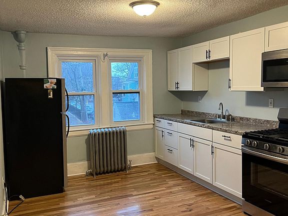2nd image of 159 College St #8
