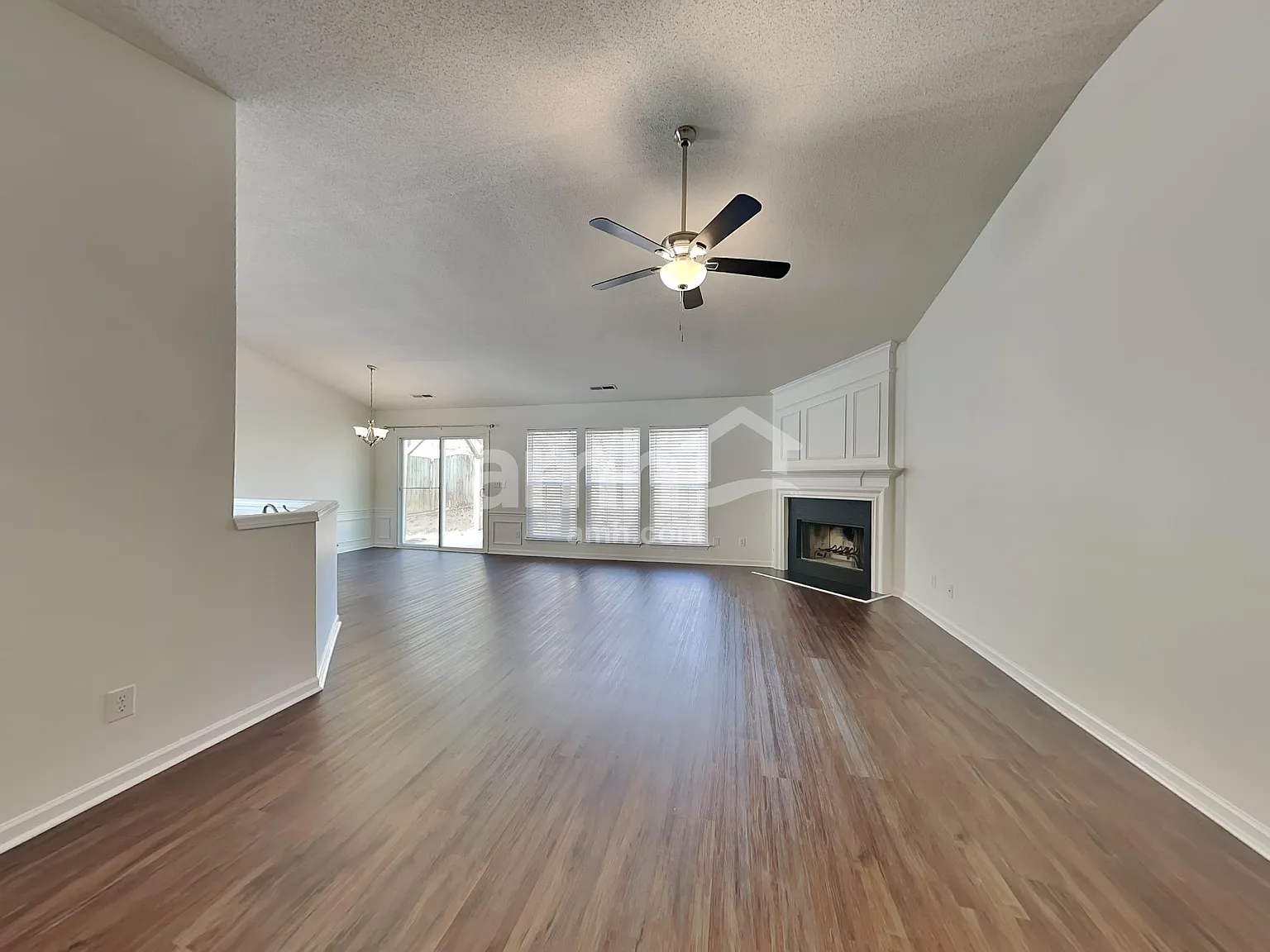 3 bed, 2.0 bath, 1726 sqft, $2,105 — Photo 4