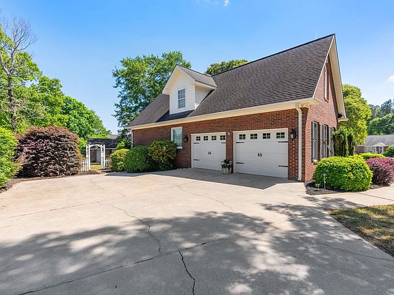 2nd image of 304 Misty Meadows Ln