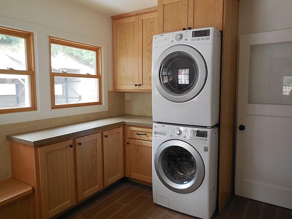 Mudroom/laundry