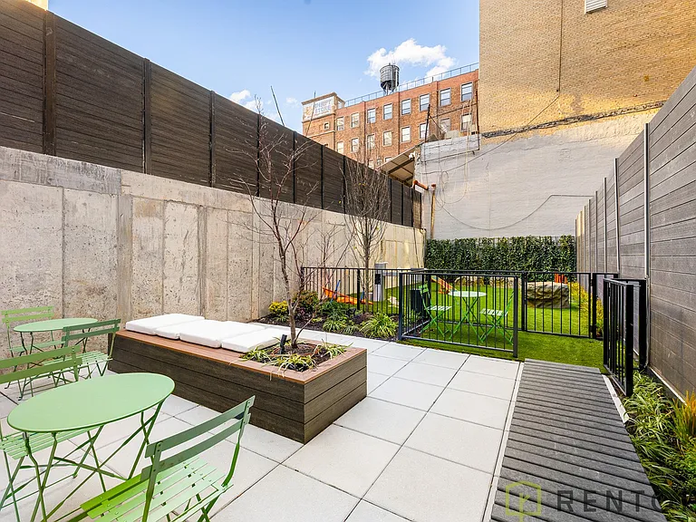 555 W 45th St #701D — Photo 58