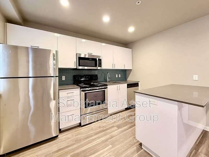 1st image of 2017 N Blackwelder Ave #4