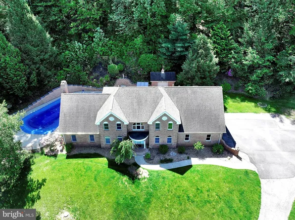 818 Green Hills Rd, Birdsboro, PA 19508