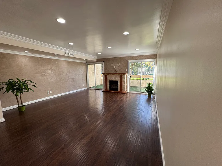 7631 Reseda Blvd — Photo 1
