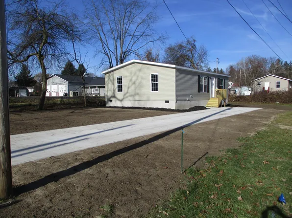 326 Walter St, Fennville, MI 49408