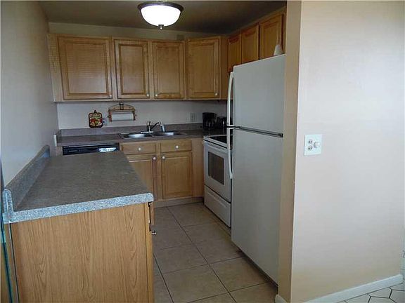 2nd image of 315 Markham O #315
