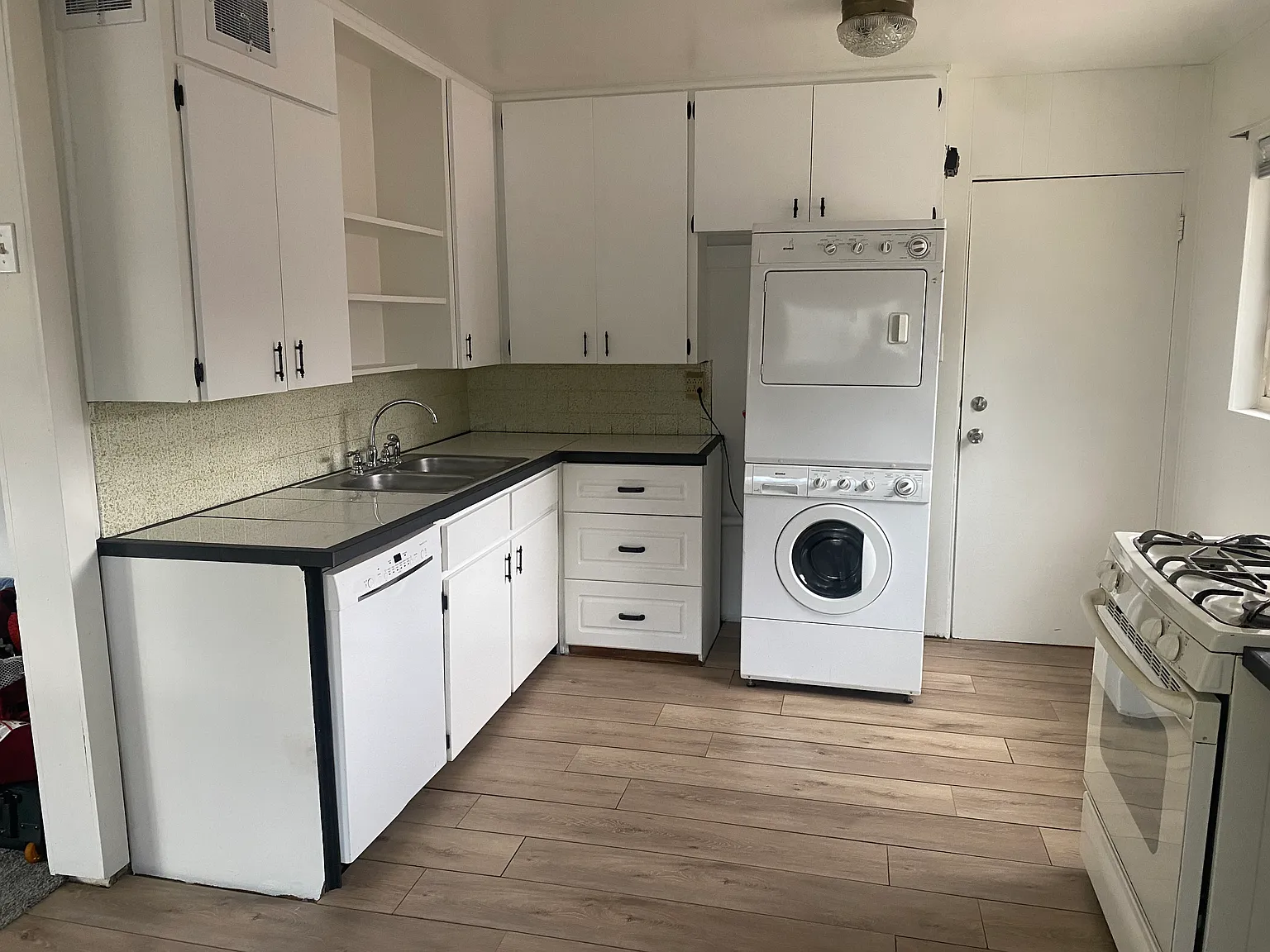 3 bed, 1890 sqft, $2,050 — Photo 4