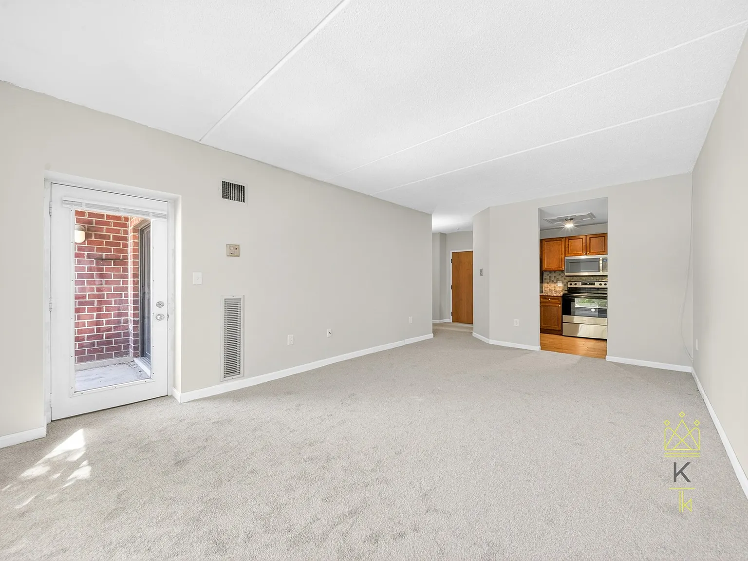 2 bed, 1.0 bath, 874 sqft, $2,400 — Photo 2