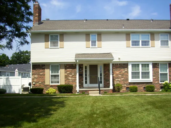 42109 Roscommon Dr #281, Northville, MI 48167